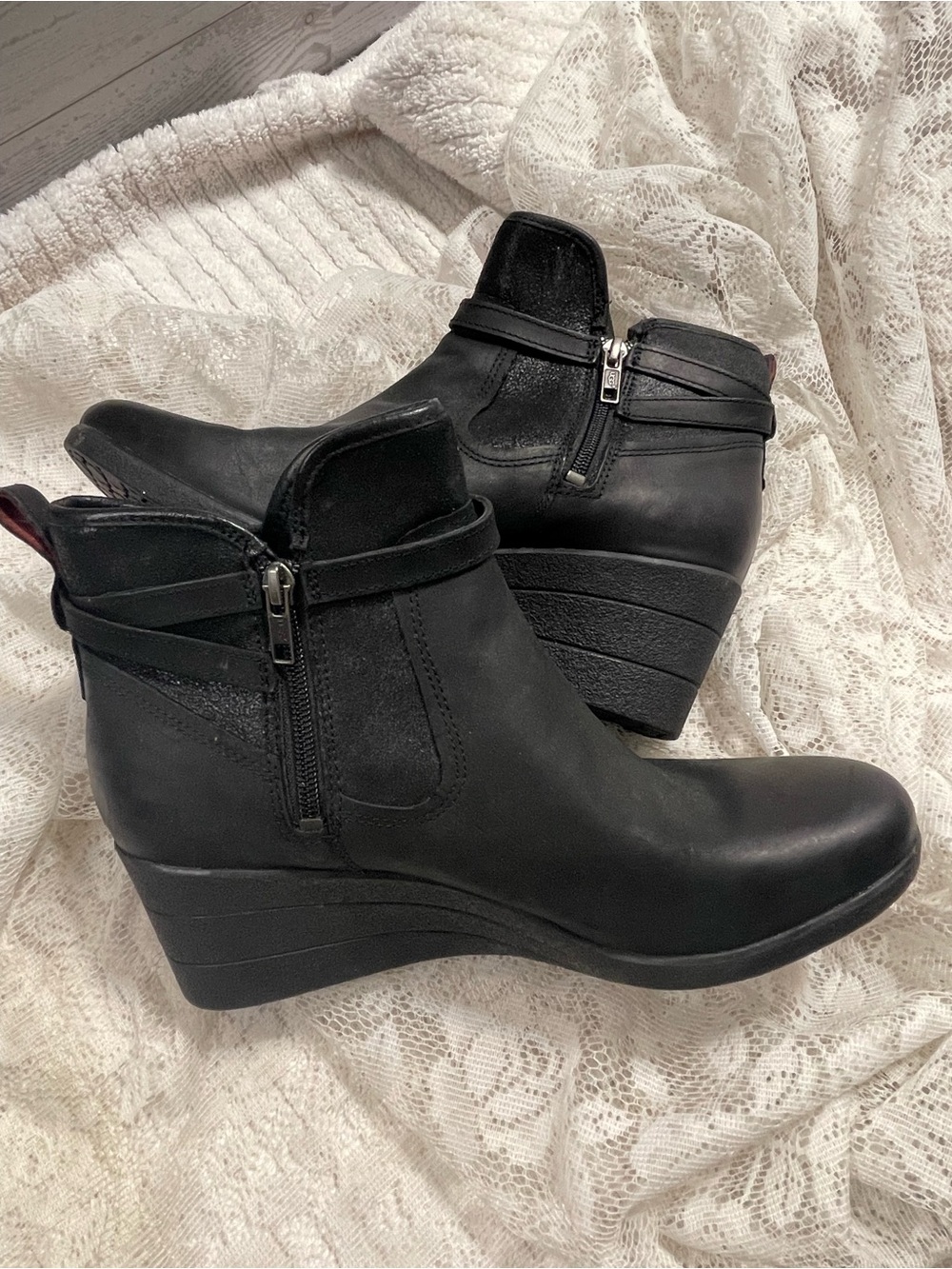 Ugg Emalie Black Leather Wedge Ankle Boots size 10